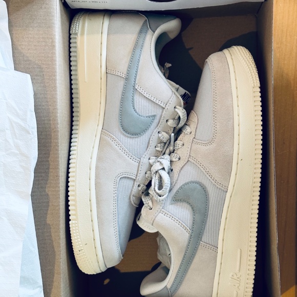 Air Force 1 ‘’07 LV8 Sail/Lt smoke grey colour Size W8.5 M7 - Picture 3 of 4